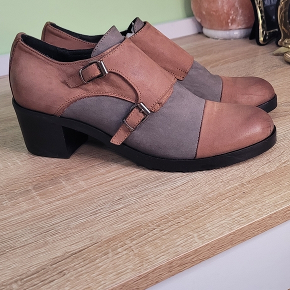 Shoes - Women's Tan and Gray Leather Buckle Shoes Chunky Heel Grandpacore 39